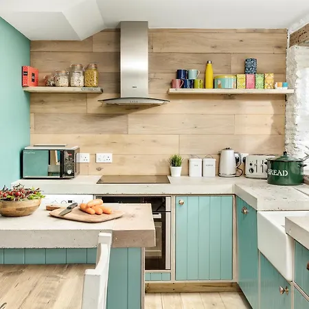 Characterful Near Tintagel And Coast Path Holiday home *