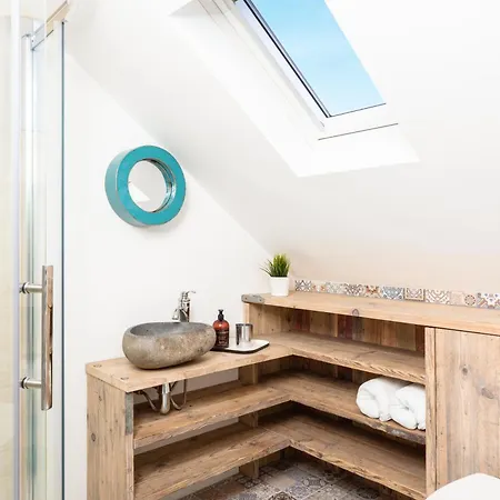 Characterful Near Tintagel And Coast Path Holiday home Treknow