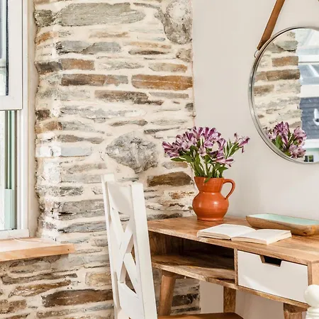 Characterful Near Tintagel And Coast Path Holiday home *