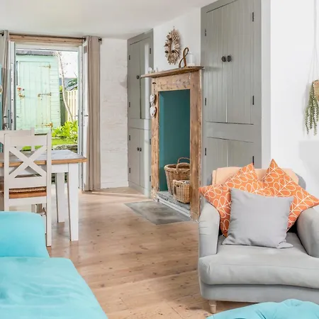 Characterful Near Tintagel And Coast Path Holiday home *